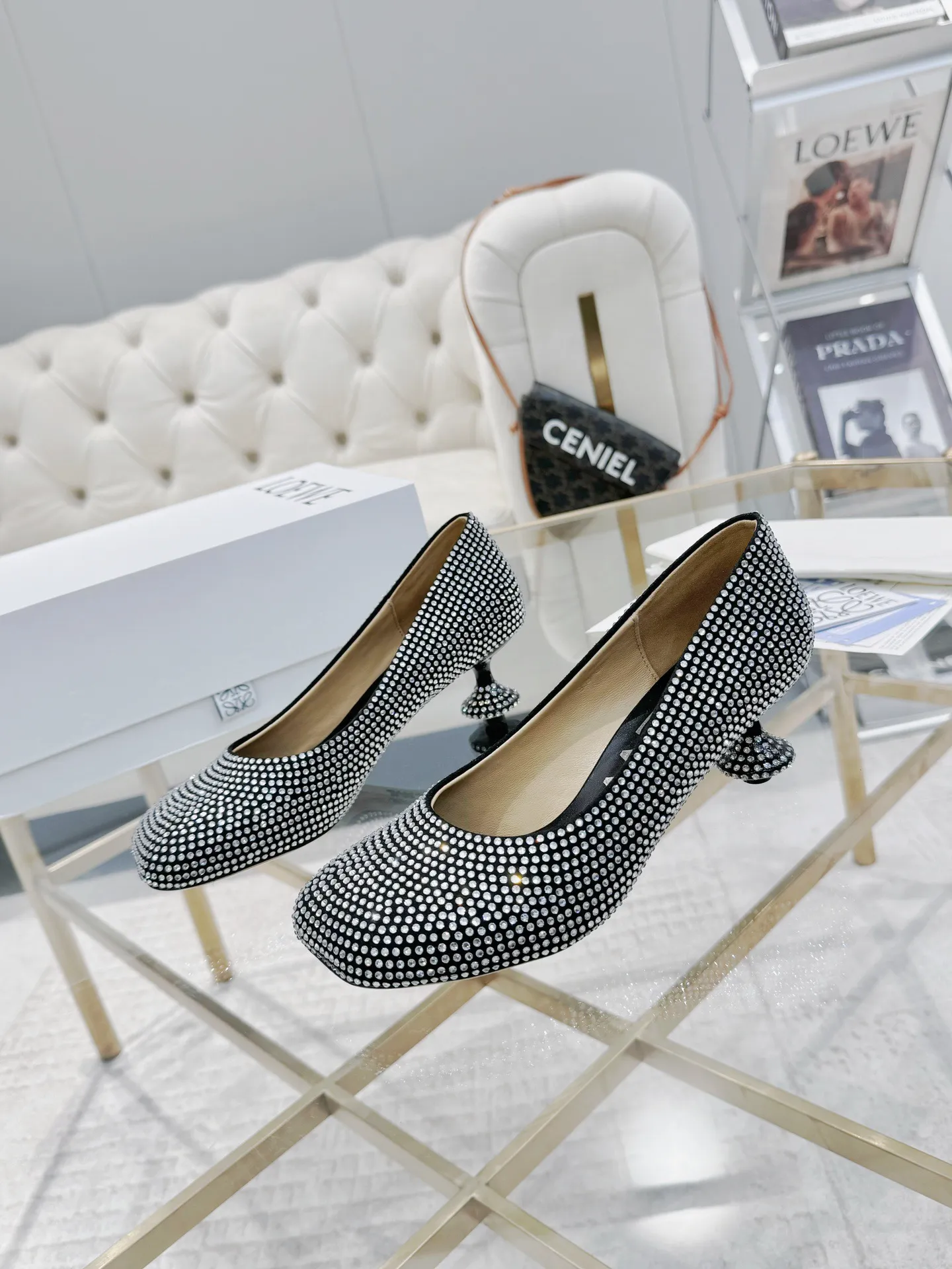 👟👟Ex-factory price 660👟👟 LOEWE‼ ️ New arrival‼ ️Imported genuine leather sole Loewe 2024/aw early spring latest T stage colored diamond series catwalk style 😘😘😘 Upper: imported silk cloth lining: imported water-dyed sheepskin outsole: original molded injection molded leather outsole Heel: original molded 1:1 Heel height: 5.5cm Size: 35-39 (40/41/42/43 custom-made, non-refundable)